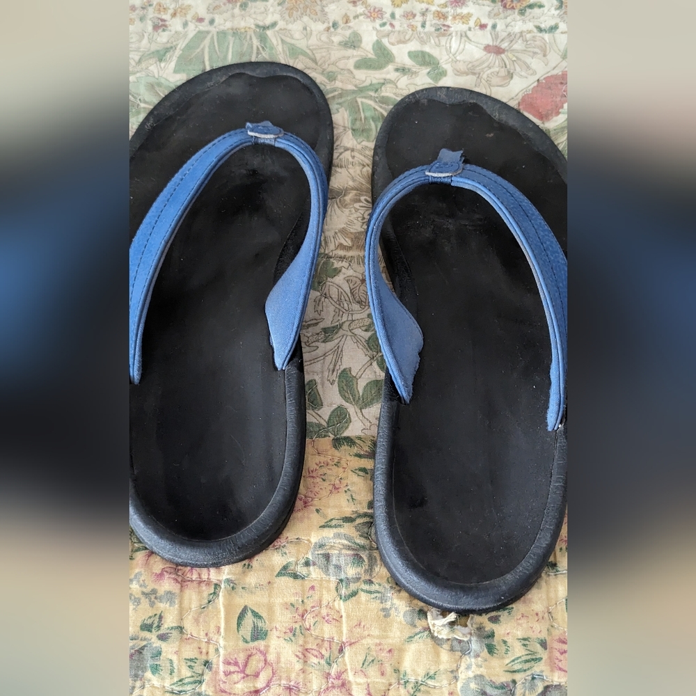 Olukai flips size 9 W/8M